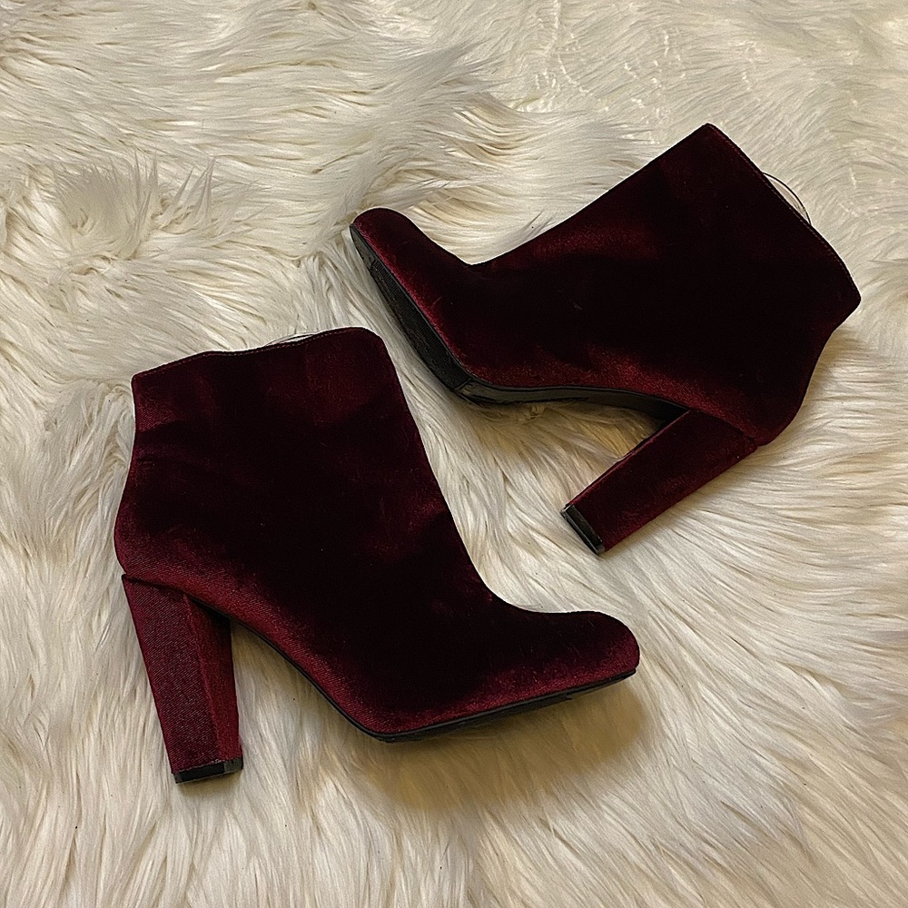 Bamboo size 8 vibrant red burgundy ish velvet heeled booties